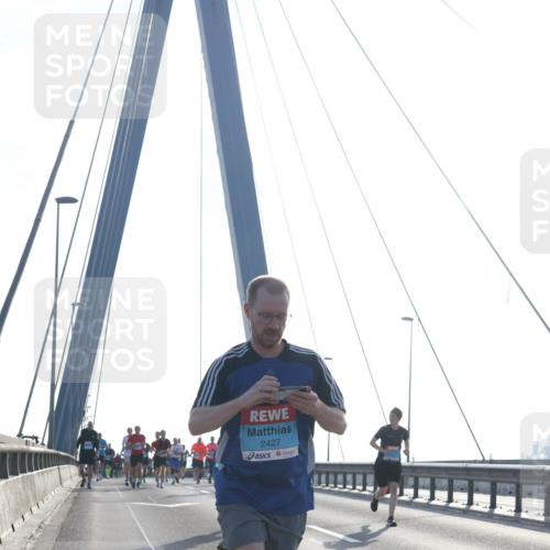 03.10.2026 - Köhlbrandbrückenlauf Tim E. http://msf.ph/oto/10610503 03.10.2026 09:25:03 Position 1 2427 meine-sportfotos.de