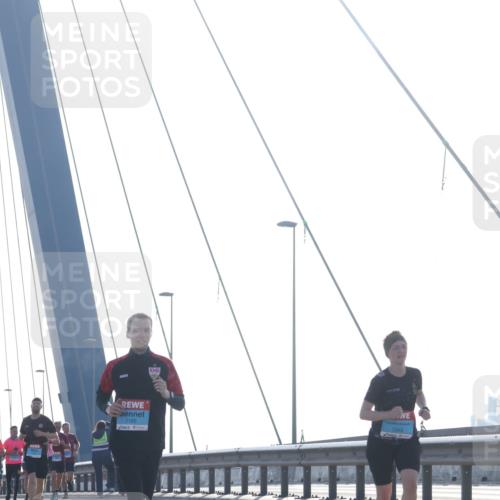 03.10.2026 - Köhlbrandbrückenlauf Tim E. http://msf.ph/oto/10610516 03.10.2026 09:25:04 Position 1  meine-sportfotos.de