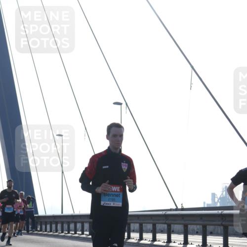03.10.2026 - Köhlbrandbrückenlauf Tim E. http://msf.ph/oto/10610520 03.10.2026 09:25:06 Position 1 2185 meine-sportfotos.de