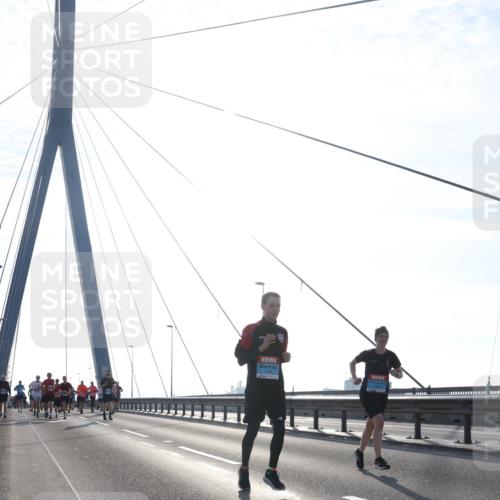 03.10.2026 - Köhlbrandbrückenlauf Tim E. http://msf.ph/oto/10610529 03.10.2026 09:25:07 Position 1  meine-sportfotos.de