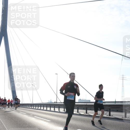 03.10.2026 - Köhlbrandbrückenlauf Tim E. http://msf.ph/oto/10610535 03.10.2026 09:25:07 Position 1  meine-sportfotos.de