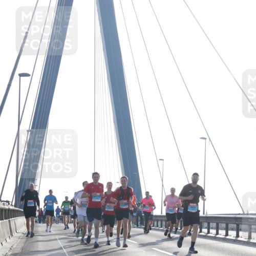 03.10.2026 - Köhlbrandbrückenlauf Tim E. http://msf.ph/oto/10610551 03.10.2026 09:25:10 Position 1  meine-sportfotos.de