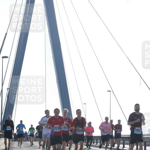 03.10.2026 - Köhlbrandbrückenlauf Tim E. http://msf.ph/oto/10610572 03.10.2026 09:25:11 Position 1  meine-sportfotos.de