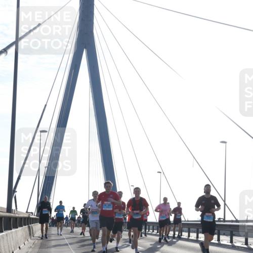 03.10.2026 - Köhlbrandbrückenlauf Tim E. http://msf.ph/oto/10610578 03.10.2026 09:25:12 Position 1  meine-sportfotos.de
