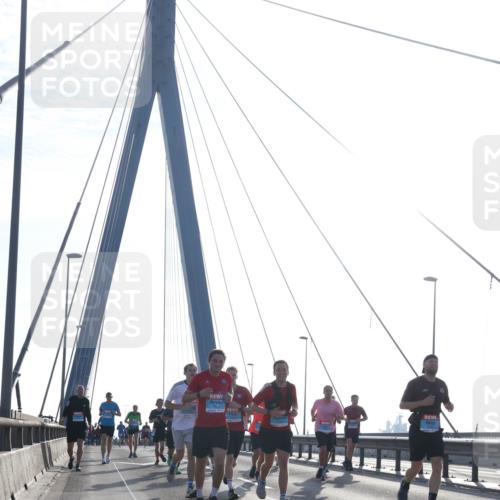 03.10.2026 - Köhlbrandbrückenlauf Tim E. http://msf.ph/oto/10610583 03.10.2026 09:25:12 Position 1  meine-sportfotos.de