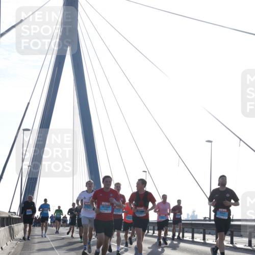 03.10.2026 - Köhlbrandbrückenlauf Tim E. http://msf.ph/oto/10610590 03.10.2026 09:25:13 Position 1  meine-sportfotos.de