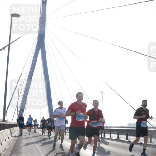 03.10.2026 - Köhlbrandbrückenlauf Tim E. http://msf.ph/oto/10610603 03.10.2026 09:25:14 Position 1 1639 meine-sportfotos.de