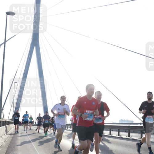 03.10.2026 - Köhlbrandbrückenlauf Tim E. http://msf.ph/oto/10610611 03.10.2026 09:25:14 Position 1 3, 639 meine-sportfotos.de