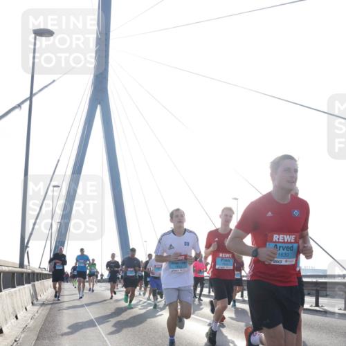 03.10.2026 - Köhlbrandbrückenlauf Tim E. http://msf.ph/oto/10610613 03.10.2026 09:25:15 Position 1 1639 meine-sportfotos.de
