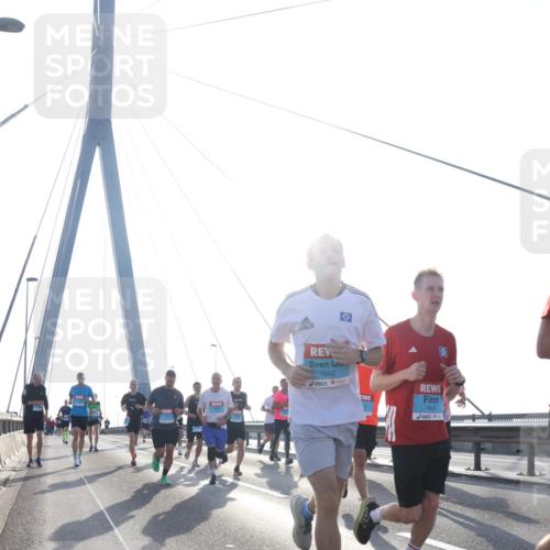 03.10.2026 - Köhlbrandbrückenlauf Tim E. http://msf.ph/oto/10610627 03.10.2026 09:25:15 Position 1 1640, 1641 meine-sportfotos.de