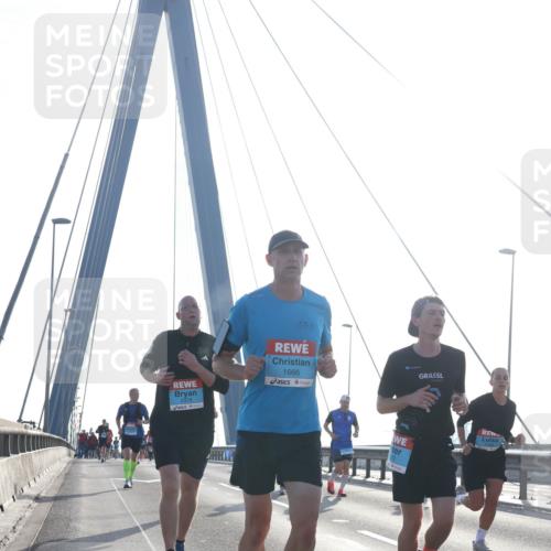 03.10.2026 - Köhlbrandbrückenlauf Tim E. http://msf.ph/oto/10610665 03.10.2026 09:25:18 Position 1 2379, 1666 meine-sportfotos.de