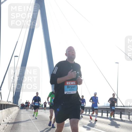 03.10.2026 - Köhlbrandbrückenlauf Tim E. http://msf.ph/oto/10610680 03.10.2026 09:25:20 Position 1 2379 meine-sportfotos.de