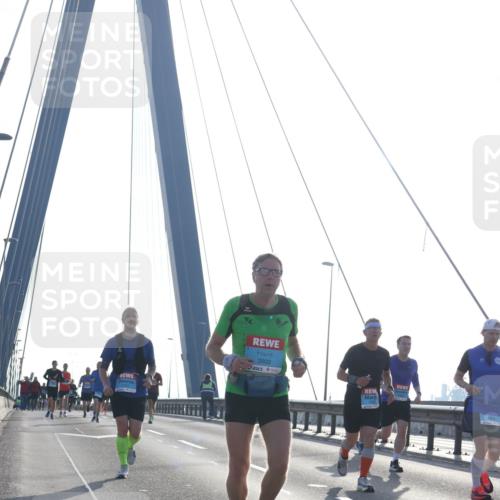 03.10.2026 - Köhlbrandbrückenlauf Tim E. http://msf.ph/oto/10610687 03.10.2026 09:25:21 Position 1 3900 meine-sportfotos.de