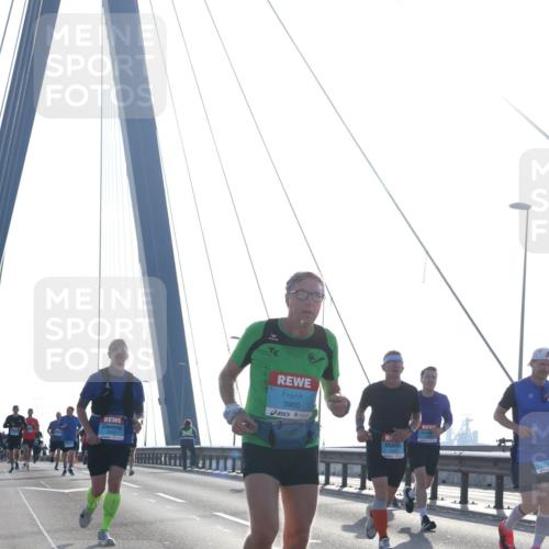 03.10.2026 - Köhlbrandbrückenlauf Tim E. http://msf.ph/oto/10610691 03.10.2026 09:25:21 Position 1 3900 meine-sportfotos.de