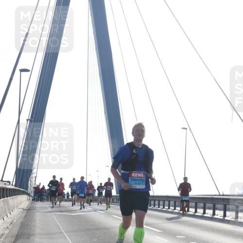 03.10.2026 - Köhlbrandbrückenlauf Tim E. http://msf.ph/oto/10610708 03.10.2026 09:25:22 Position 1 2257 meine-sportfotos.de