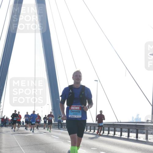 03.10.2026 - Köhlbrandbrückenlauf Tim E. http://msf.ph/oto/10610711 03.10.2026 09:25:23 Position 1 2257 meine-sportfotos.de