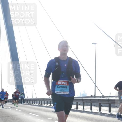 03.10.2026 - Köhlbrandbrückenlauf Tim E. http://msf.ph/oto/10610725 03.10.2026 09:25:23 Position 1 2257 meine-sportfotos.de