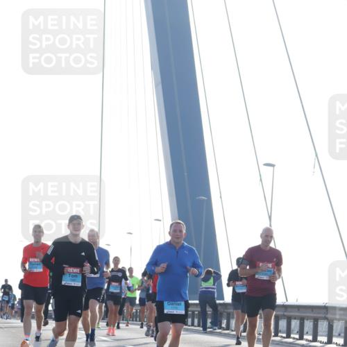 03.10.2026 - Köhlbrandbrückenlauf Tim E. http://msf.ph/oto/10610727 03.10.2026 09:25:26 Position 1 1583, 1770 meine-sportfotos.de