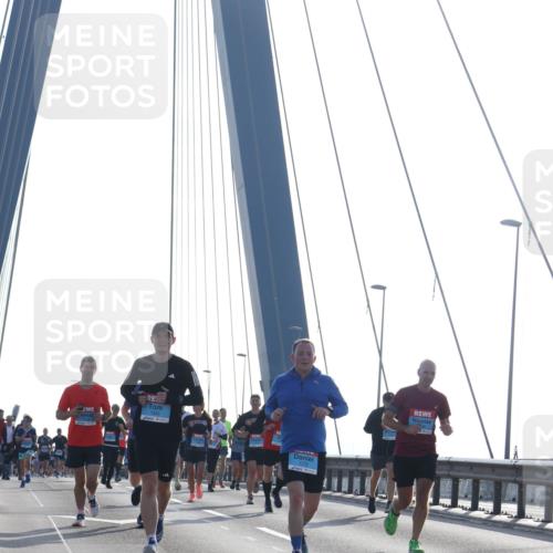 03.10.2026 - Köhlbrandbrückenlauf Tim E. http://msf.ph/oto/10610733 03.10.2026 09:25:27 Position 1  meine-sportfotos.de