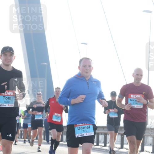 03.10.2026 - Köhlbrandbrückenlauf Tim E. http://msf.ph/oto/10610736 03.10.2026 09:25:28 Position 1 1583, 1770, 2396 meine-sportfotos.de
