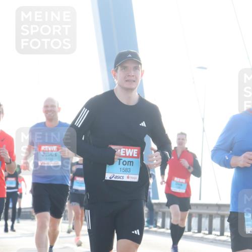 03.10.2026 - Köhlbrandbrückenlauf Tim E. http://msf.ph/oto/10610745 03.10.2026 09:25:29 Position 1 1109, 1583 meine-sportfotos.de