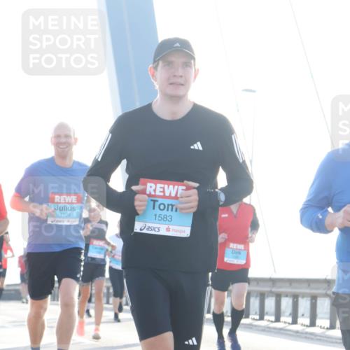 03.10.2026 - Köhlbrandbrückenlauf Tim E. http://msf.ph/oto/10610747 03.10.2026 09:25:30 Position 1 1109, 1583 meine-sportfotos.de