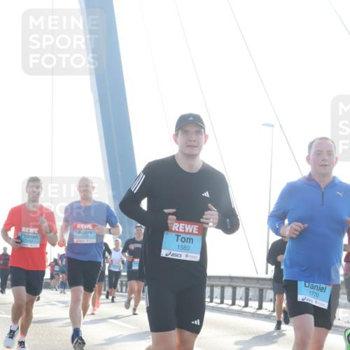 03.10.2026 - Köhlbrandbrückenlauf Tim E. http://msf.ph/oto/10610751 03.10.2026 09:25:30 Position 1 1108, 1109, 1583, 1770 meine-sportfotos.de