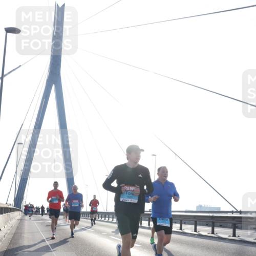 03.10.2026 - Köhlbrandbrückenlauf Tim E. http://msf.ph/oto/10610757 03.10.2026 09:25:31 Position 1 1583 meine-sportfotos.de