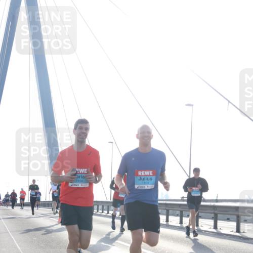 03.10.2026 - Köhlbrandbrückenlauf Tim E. http://msf.ph/oto/10610773 03.10.2026 09:25:33 Position 1 1108, 1109 meine-sportfotos.de