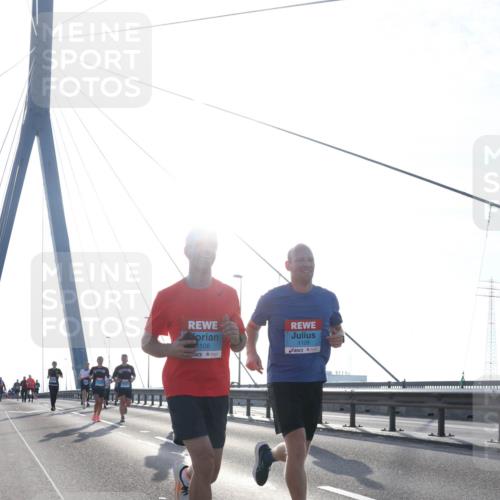 03.10.2026 - Köhlbrandbrückenlauf Tim E. http://msf.ph/oto/10610787 03.10.2026 09:25:33 Position 1 1108, 1109 meine-sportfotos.de