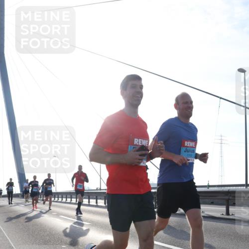 03.10.2026 - Köhlbrandbrückenlauf Tim E. http://msf.ph/oto/10610794 03.10.2026 09:25:34 Position 1 1109 meine-sportfotos.de