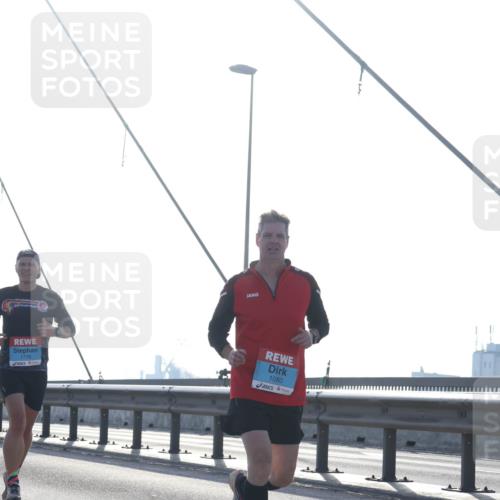 03.10.2026 - Köhlbrandbrückenlauf Tim E. http://msf.ph/oto/10610802 03.10.2026 09:25:34 Position 1 1776, 1080 meine-sportfotos.de