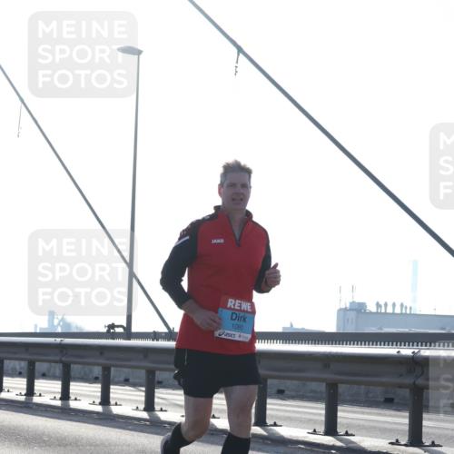 03.10.2026 - Köhlbrandbrückenlauf Tim E. http://msf.ph/oto/10610803 03.10.2026 09:25:35 Position 1 1080 meine-sportfotos.de