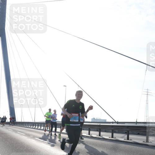 03.10.2026 - Köhlbrandbrückenlauf Tim E. http://msf.ph/oto/10610846 03.10.2026 09:25:39 Position 1  meine-sportfotos.de