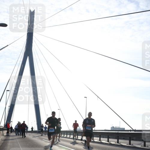 03.10.2026 - Köhlbrandbrückenlauf Tim E. http://msf.ph/oto/10610889 03.10.2026 09:25:47 Position 1  meine-sportfotos.de