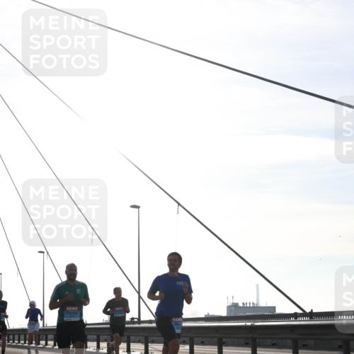 03.10.2026 - Köhlbrandbrückenlauf Tim E. http://msf.ph/oto/10610930 03.10.2026 09:25:57 Position 1  meine-sportfotos.de