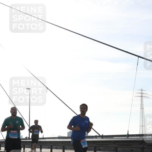 03.10.2026 - Köhlbrandbrückenlauf Tim E. http://msf.ph/oto/10610941 03.10.2026 09:25:58 Position 1  meine-sportfotos.de