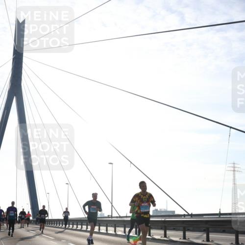 03.10.2026 - Köhlbrandbrückenlauf Tim E. http://msf.ph/oto/10611017 03.10.2026 09:26:11 Position 1  meine-sportfotos.de