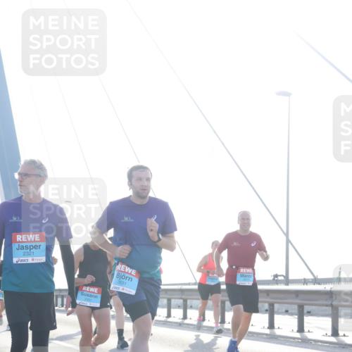 03.10.2026 - Köhlbrandbrückenlauf Tim E. http://msf.ph/oto/10611038 03.10.2026 09:26:16 Position 1 2321, 2307, 2631 meine-sportfotos.de