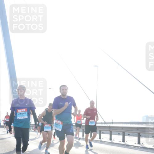 03.10.2026 - Köhlbrandbrückenlauf Tim E. http://msf.ph/oto/10611046 03.10.2026 09:26:17 Position 1 2321 meine-sportfotos.de