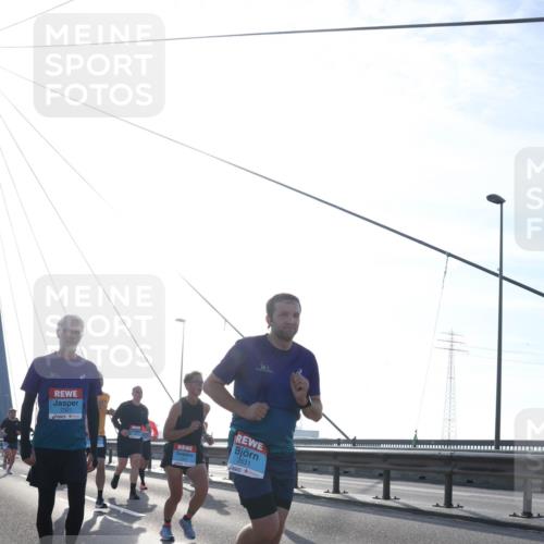 03.10.2026 - Köhlbrandbrückenlauf Tim E. http://msf.ph/oto/10611057 03.10.2026 09:26:18 Position 1 2321, 2631 meine-sportfotos.de