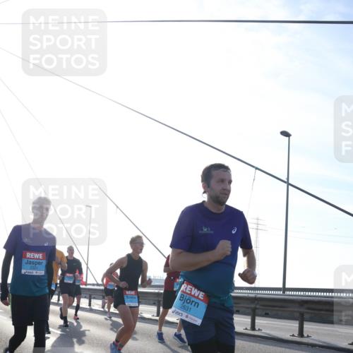 03.10.2026 - Köhlbrandbrückenlauf Tim E. http://msf.ph/oto/10611061 03.10.2026 09:26:18 Position 1 2321, 2631 meine-sportfotos.de