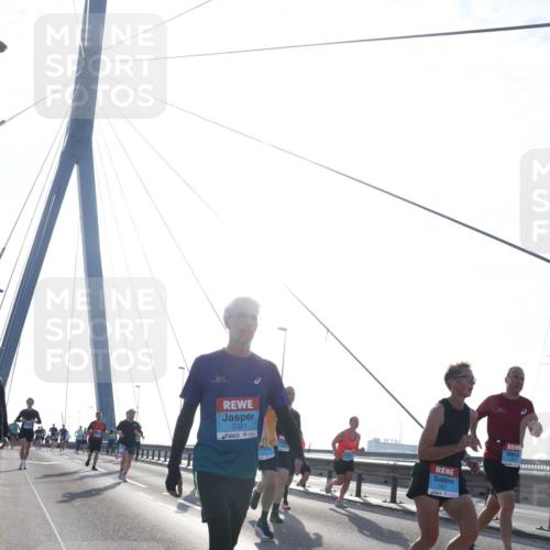 03.10.2026 - Köhlbrandbrückenlauf Tim E. http://msf.ph/oto/10611067 03.10.2026 09:26:19 Position 1 2321 meine-sportfotos.de
