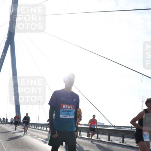 03.10.2026 - Köhlbrandbrückenlauf Tim E. http://msf.ph/oto/10611075 03.10.2026 09:26:19 Position 1 2321 meine-sportfotos.de