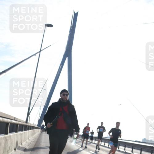 03.10.2026 - Köhlbrandbrückenlauf Tim E. http://msf.ph/oto/10611099 03.10.2026 09:26:21 Position 1  meine-sportfotos.de