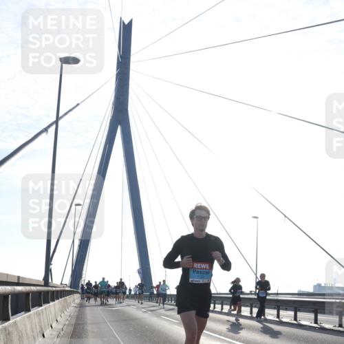 03.10.2026 - Köhlbrandbrückenlauf Tim E. http://msf.ph/oto/10611103 03.10.2026 09:26:24 Position 1 1127 meine-sportfotos.de