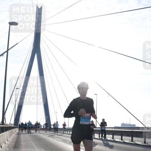 03.10.2026 - Köhlbrandbrückenlauf Tim E. http://msf.ph/oto/10611106 03.10.2026 09:26:25 Position 1 1127 meine-sportfotos.de