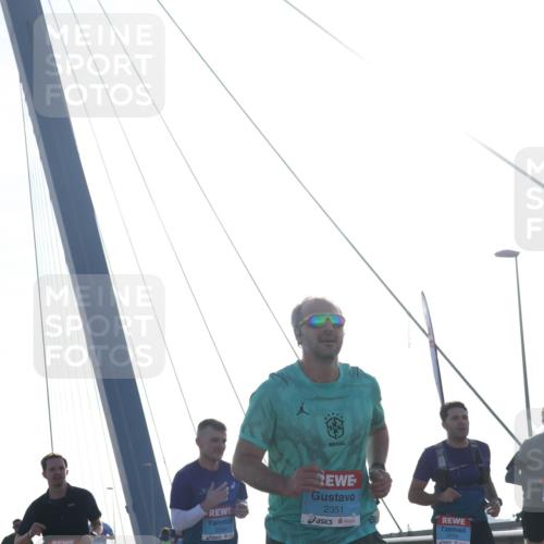 03.10.2026 - Köhlbrandbrückenlauf Tim E. http://msf.ph/oto/10611119 03.10.2026 09:26:32 Position 1 2264, 2351, 3700 meine-sportfotos.de