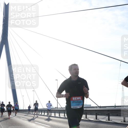 03.10.2026 - Köhlbrandbrückenlauf Tim E. http://msf.ph/oto/10611159 03.10.2026 09:26:35 Position 1 1339 meine-sportfotos.de
