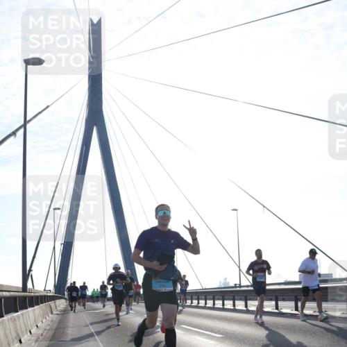 03.10.2026 - Köhlbrandbrückenlauf Tim E. http://msf.ph/oto/10611172 03.10.2026 09:26:37 Position 1 3704 meine-sportfotos.de